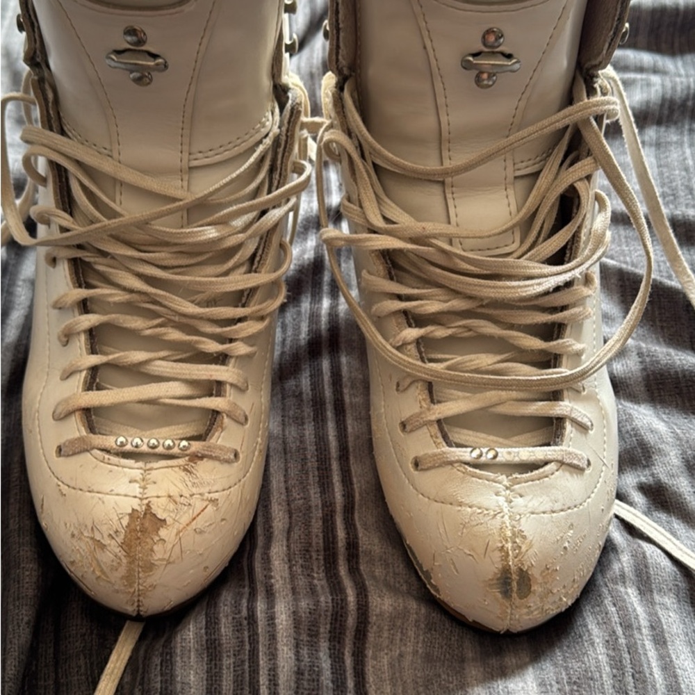 Riedell motion figure skates